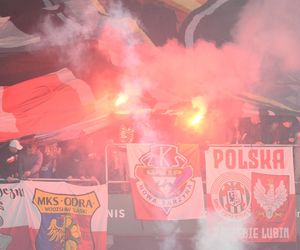 Oprawa i racowisko polskich kibiców na meczu w Kownie: Litwa - Polska