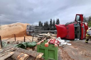 Przewrócona ciężarówka uwięziła kierowcę. Poszkodowanego zabrał śmigłowiec ratowniczy