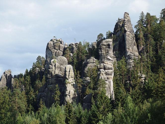 Skalne Miasto w Czechach - zdjęcia. Adršpašskoteplické skály zachwycają o każdej porze roku