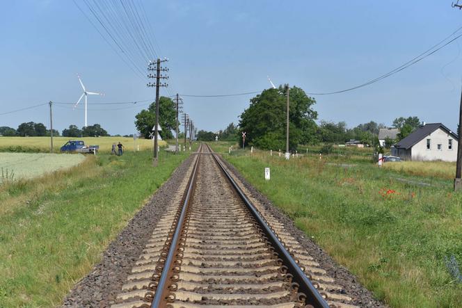 Łukasz miał tylko kilometr do domu. Zginął pod kołami pociągu na niestrzeżonym przejeździe