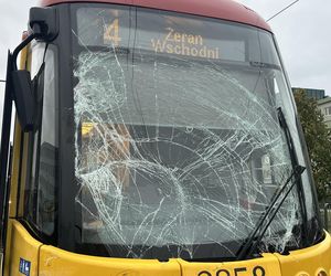 Tramwaj uderzył w busa na Annopolu. Poważny wypadek, motorniczy ranny