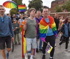 VI Toruński Marsz Równości. Przeciwnicy modlili się w centrum