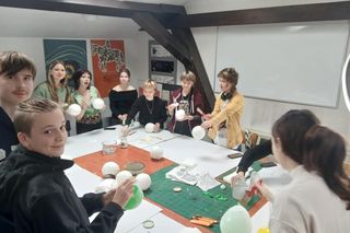 Te wyjątkowe bombki tworzone przez bydgoskich licealistów ozdobią konkretną choinkę