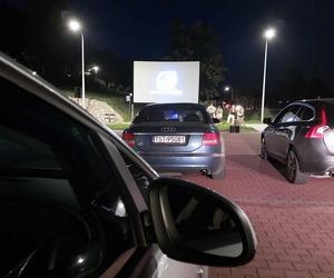 Pierwsze kino samochodowe nad zalewem w Brodach. Był popcorn i duża frekwencja