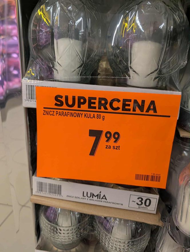 Promocje na Wszystkich Świętych w Biedronce. Wkłady do zniczy gratis