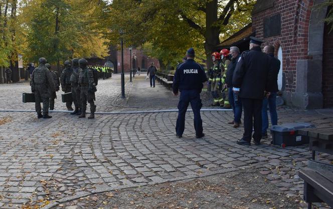 "Bomba w malborskim zamku". Wielka ewakuacja! Policja otwarcie o szczegółach działań [ZDJĘCIA]