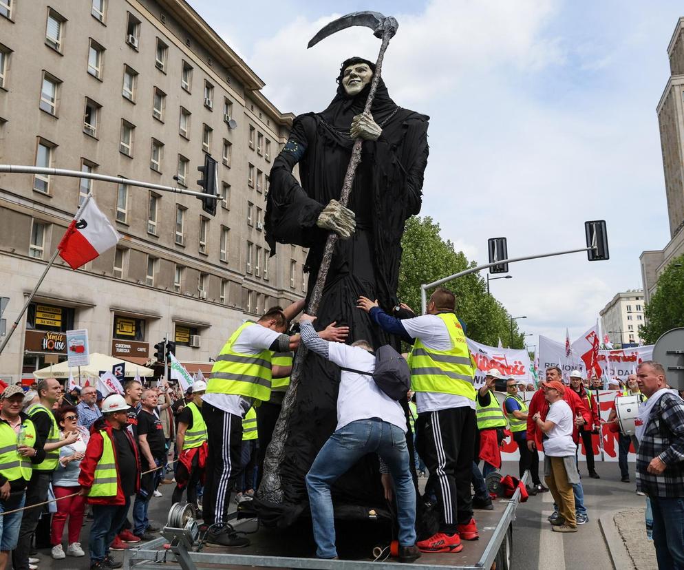 Protest rolników w Warszawie. Na demonstracji kukła ŚMIERCI! [RELACJA NA ŻYWO 10.05]