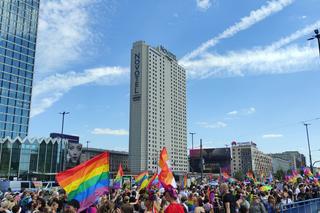 Parada Równości 2022 w Warszawie. Kolorowy pochód przeszedł przez miasto [ZAPIS RELACJI]