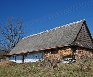 To jedna z najpiękniejszych wsi w Małopolsce. Według legendy zbudowali ją kamieniarze