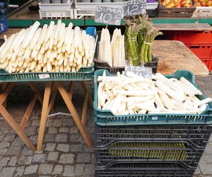 Wiosenne warzywa i owoce na poznańskich targowiskach