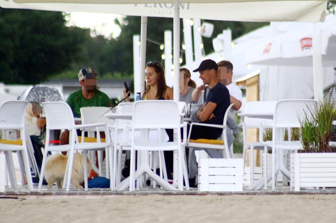 Piotr Żyła i Marcelina Ziętek na plaży