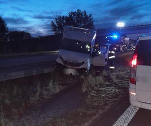 Stemplew. Śmiertelny wypadek na A2. W karambolu zginęła kobieta, wiele osób rannych [ZDJĘCIA].