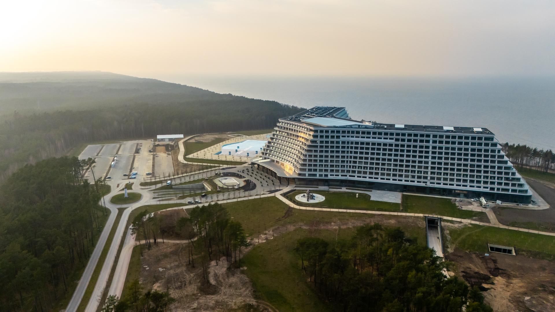 Hotel Gołębiewski w Pobierowie przypomina z daleka ogromny okręt pasażerski