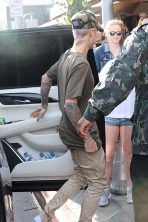 Justin Bieber w czapce moro