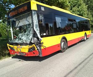 Tragedia niedaleko Kielc. Autobus MZK zderzył się z autem osobowym. W wypadku zginęła kobieta 