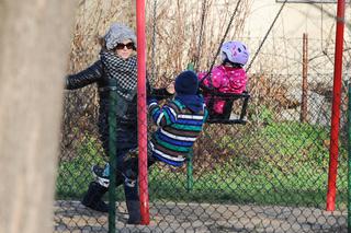 1PUBL_KATARZYNA CICHOPEK NA SPACERZE Z DZIEĆMI