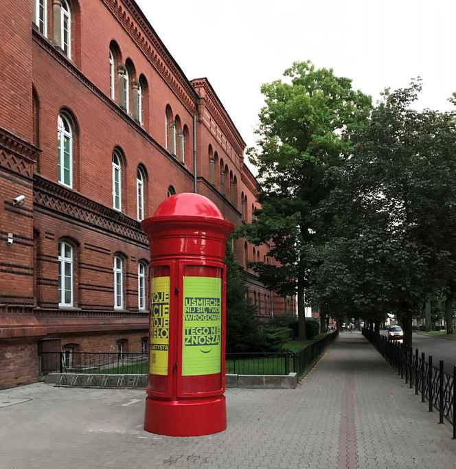 W Ełku stanął słup na DOBRE wiadomości. Nietypowa akcja zaskoczyła mieszkańców [FOTO]