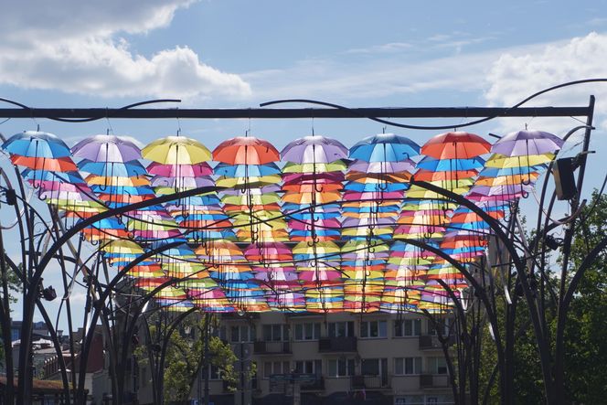 Kolorowe parasolki nad Kilińskiego w Białymstoku