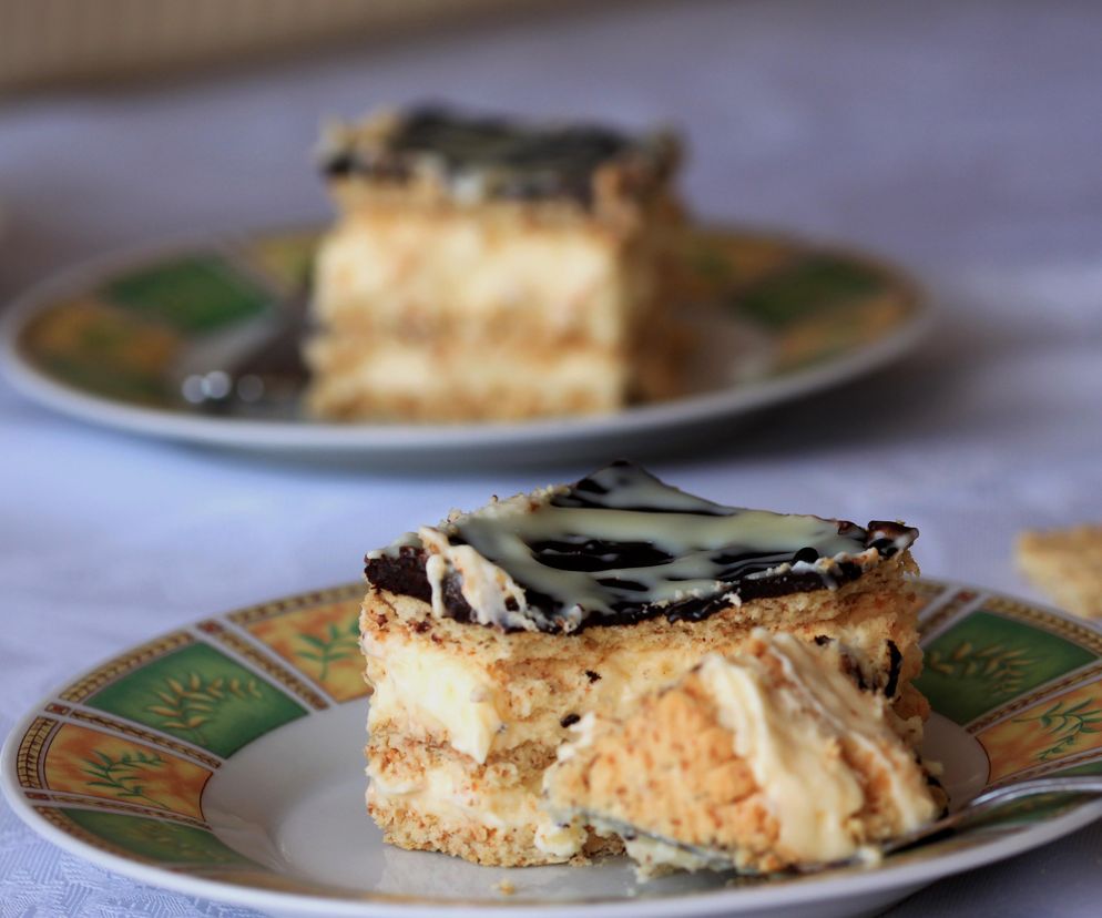 Ekler na herbatnikach bez pieczenia – lekki, słodki i bajecznie prosty deser