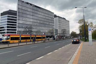 Antoni Macierewicz parkuje na przystanku