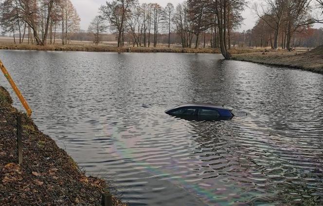 Groźny wypadek przy dworku w Krześlowie. Dachujące auto wpadło do fosy i zatonęło