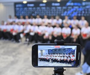 Kibice w szoku! Czekali na siatkarzy, a tu nagle wyszli polscy złoci medaliści