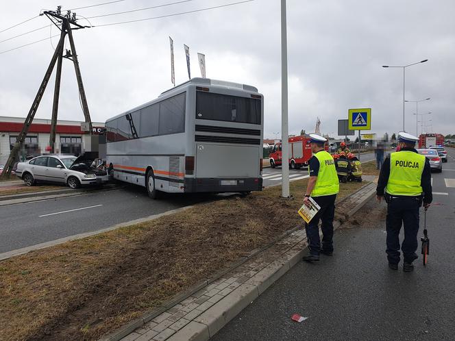 Zderzenie autokaru z osobówką we Włocławku! Policja wyjaśnia okoliczności [ZDJĘCIA] 
