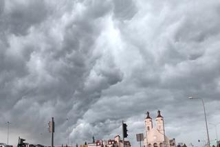 Ponad 130 wyjazdów strażaków po burzach, a to jeszcze nie koniec! Nad Łomżą już grzmi!