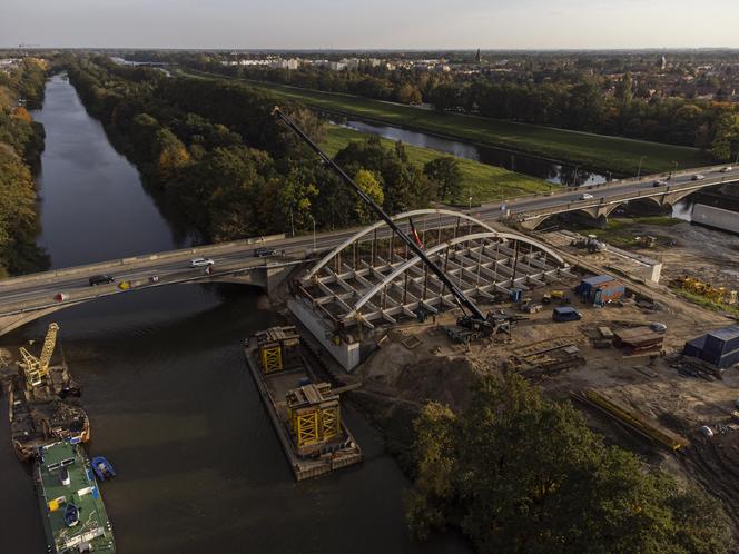 Centymetr po centymetrze nasuwają konstrukcję mostu