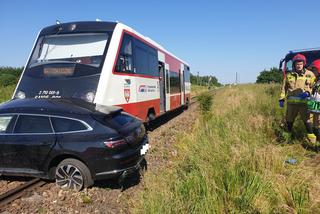 Tragiczny wypadek na przejeździe kolejowym w Krzycku. Pociąg uderzył w samochód