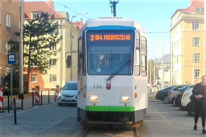 Dlaczego tramwaje jeżdżą tyłem? Niecodzienne manewry na szczecińskim Niebuszewie