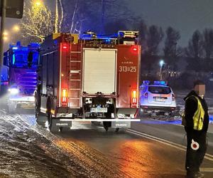 Warszawa. Czołowe zderzenie osobówek w Rembertowie. Jedna osoba trafiła do szpitala 