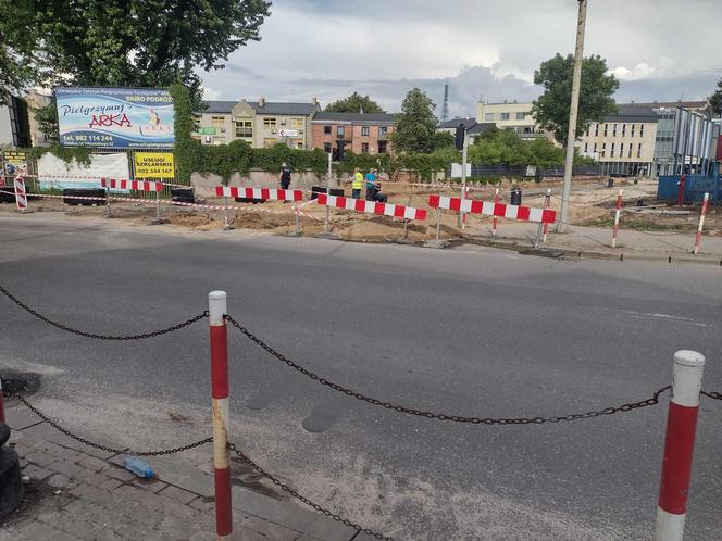 Przy skrzyżowaniu ulicy Cmentarnej z ul. ks. Jana Niedziałka w miejscu prac remontowo-budowlanych zostały ujawnione szczątki ludzkie nieznanego pochodzenia