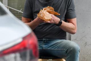 Krzysztof Ibisz potajemnie objada się fast foodami