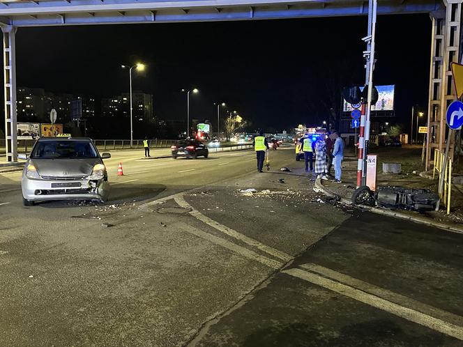 Potworny wypadek z udziałem osobówki i skutera. Kierowca po uderzeniu huknął o asfalt!