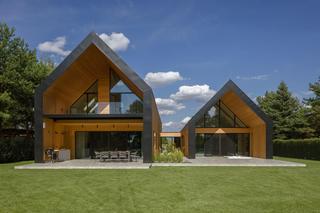 Dom na Kujawach. Dwie stodoły nad jeziorem