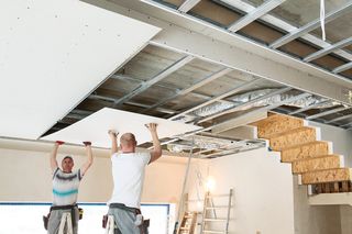 Sposoby na obniżenie sufitu. Przegląd konstrukcji i profili sufitowych: 6 propozycji
