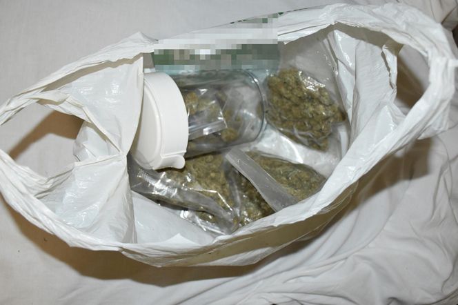 Pościg jak z filmu w Warszawie! W BMW środki odurzające i broń! Zobacz, co grozi zatrzymanej parze! 