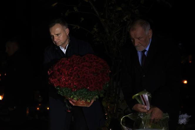 Prezydent Andrzej Duda z ojcem zapalili znicz na grobie opozycjonisty