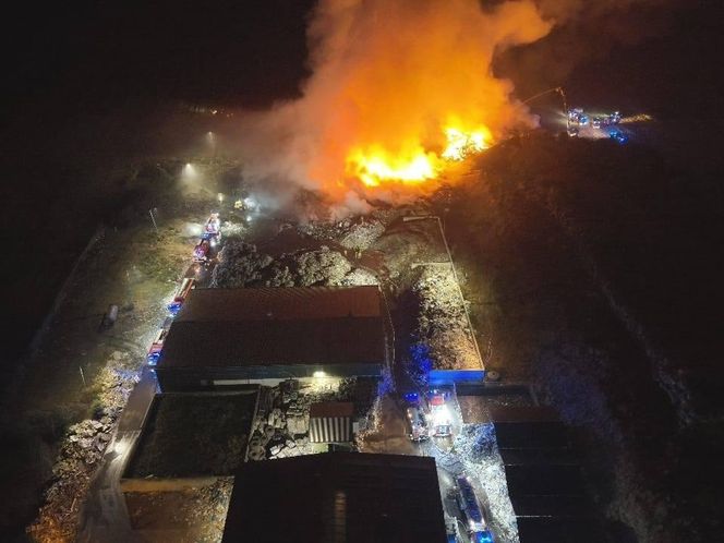 Strażacy walczyli z ogniem na składowisku odpadów w Bełżycach