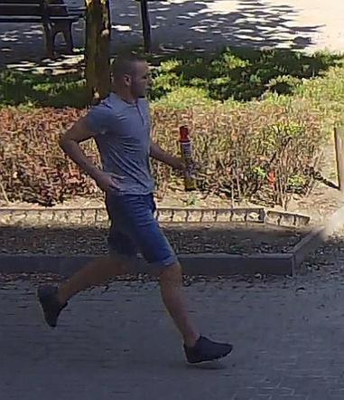 To on wpuścił piankę montażową w drzwi Lexusa