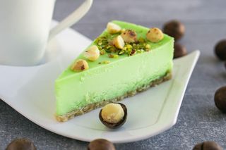 Przepis na sernik pistacjowy bez pieczenia. Deser, który smakuje jak z najlepszej cukierni