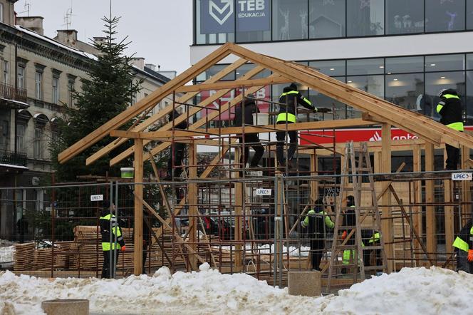 Trwa montaż szopki bożonarodzeniowej „pod Pedetem” w Lublinie