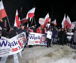 Manifestacja pod więzieniem, w którym przebywa Maciej Wąsik