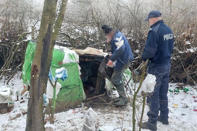 Mężczyzna zamieszkał w szałasie w środku lasu, spał na gołej ziemi. Mróz prawie go zabił 