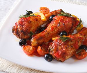 Rozpływające się w ustach podudzia z kurczaka w sosie pomidorowym - po prostu cudo za grosze!