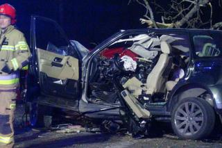 Range Rover roztrzaskał się na drzewie, z auta została miazga. W wypadku zginęła młoda kobieta