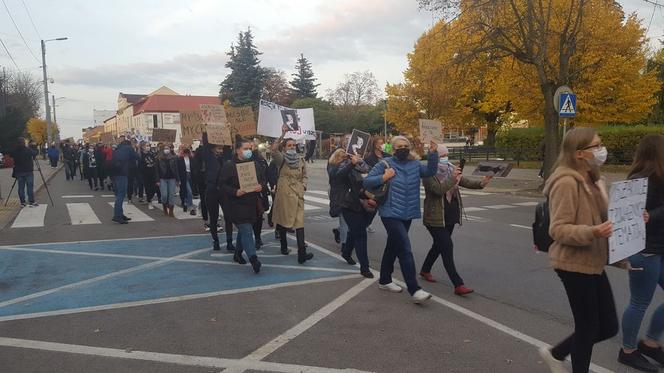 Strajk kobiet: „Chciałabym dokonać aborcji rządu”. Bełchatowianki OSTRO na ulicach miasta!