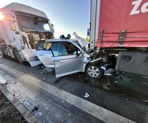 Wstrząsający wypadek pod Żyrardowem. Skoda zmiażdżona między dwoma tirami