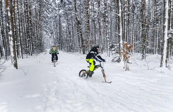 Genialny wynalazek! Na Śląsku powstał rower z silnikiem i... płozą. Można nim jeździć po śniegu [ZDJĘCIA, WIDEO]